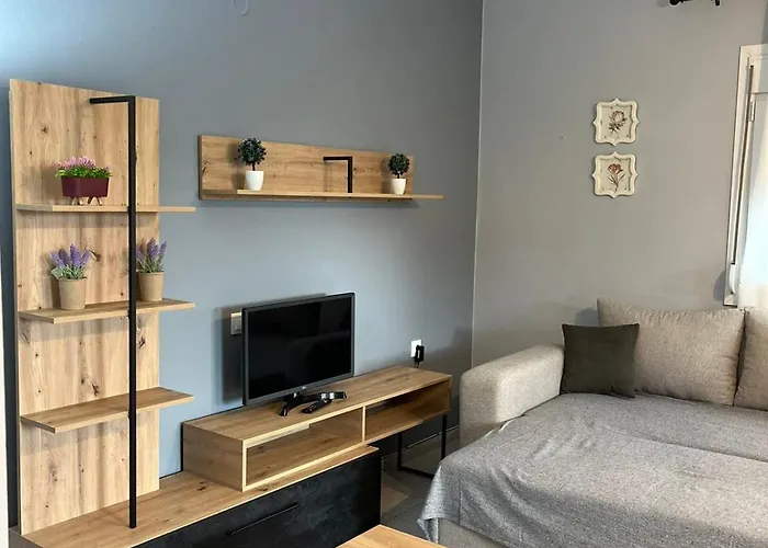 Alexandra's Little House Apartment
